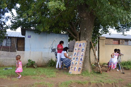 Afrique du Sud, province de Gauteng, Johannesburg, Soweto, quartier de Diepkloof, le township le long de Immink drive, salon de coiffure extérieur