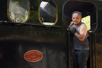France, Alpes-Maritimes (06), Puget Théniers, locomotive en chauffe, Luc Cabouret bénévole du G.E.C.P. qui restaure et exploite le Train des Pignes, aujourd'hui aide chauffeur