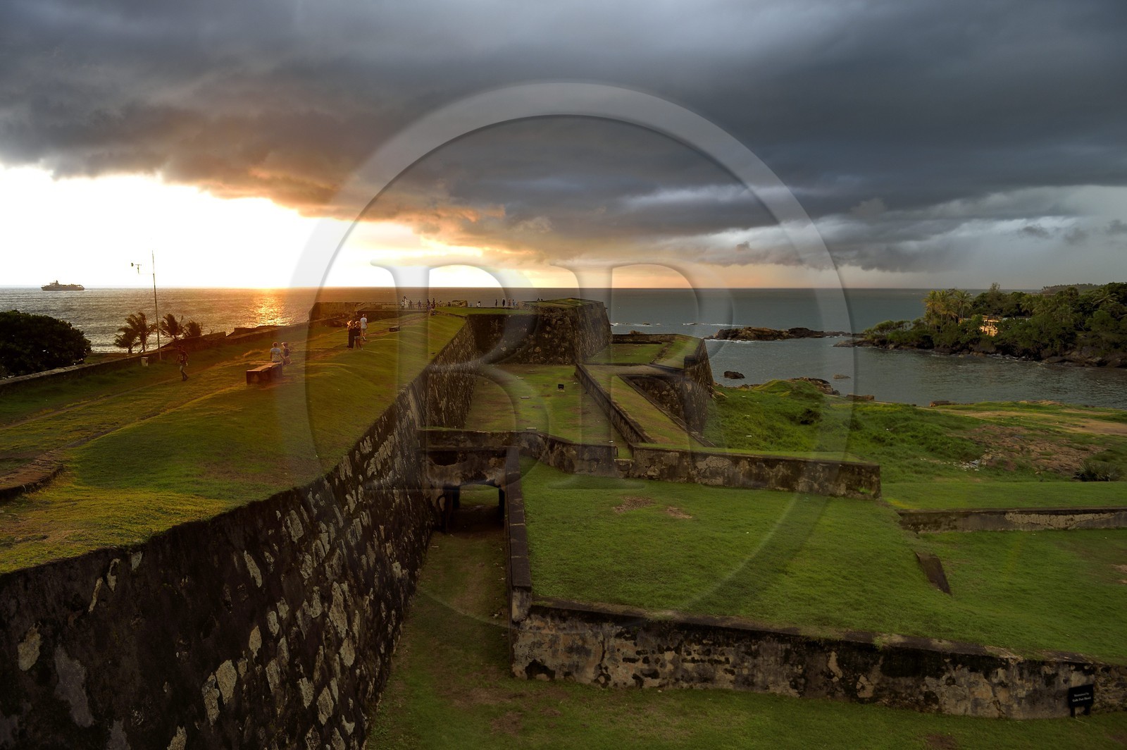 Sri Lanka, Province du Sud, Fort de Galle, classé Patrimoine Mondial de l'UNESCO, coucher de soleil sur les fortifications qui dominent la mer