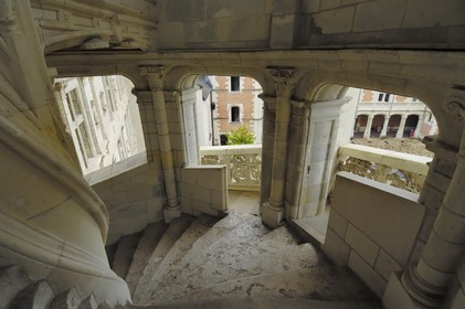 France, Loir-et-Cher (41), vallée de la Loire classée au Patrimoine Mondial de l'UNESCO, château de Blois, escalier à clair-voie accolé à la façade François 1er