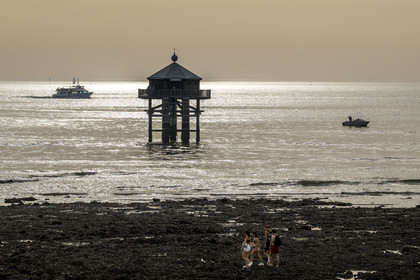 France, Charente-Maritime (17), La Rochelle, le Phare du Bout du Monde au large du cap de la pointe des Minimes, lieu de mémoire littéraire du roman Le Phare du bout du monde de Jules Verne