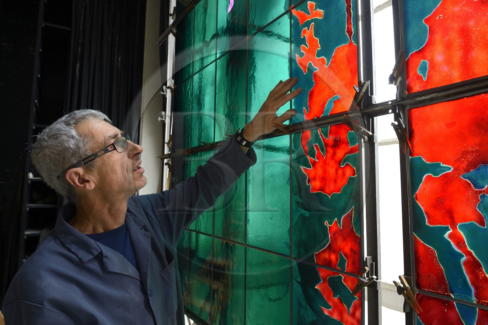 France, Marne (51), Reims, atelier Simon-Marq, maitres-verriers à Reims depuis 1640, réalisation des vitraux pour la chapelle Saint-Joseph de Reims sur des dessins de l'artiste Jean-Paul Agosti, le compagnon Alain Buisson