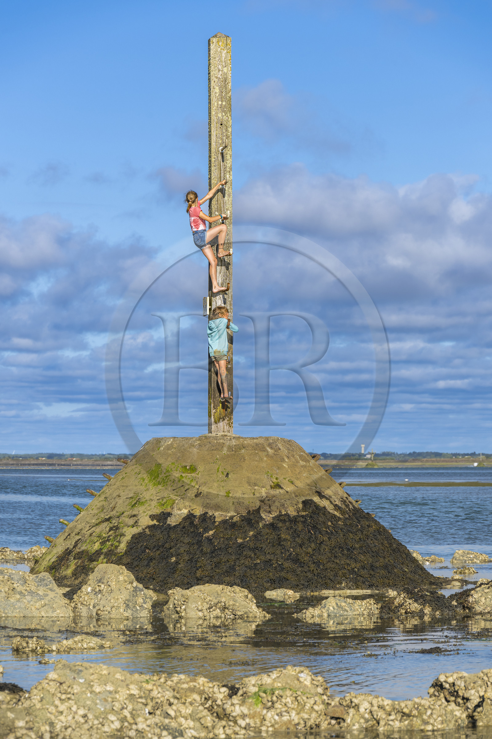 France, Vendée (85), île de Noirmoutier, Barbatre, enfants grimpant sur un des refuges du passage du Gois à marée montante, chaussée submersible qui relie l'île au continent à marrée basse