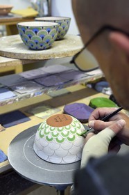 France, Alpes-de-Haute-Provence (04), Parc Naturel Régional du Verdon, Moustiers-Sainte-Marie, labellisé Les Plus Beaux Villages de France et cité de la faïence, Stephane Maitral décorateur-céramiste à la faïencerie Serrailler