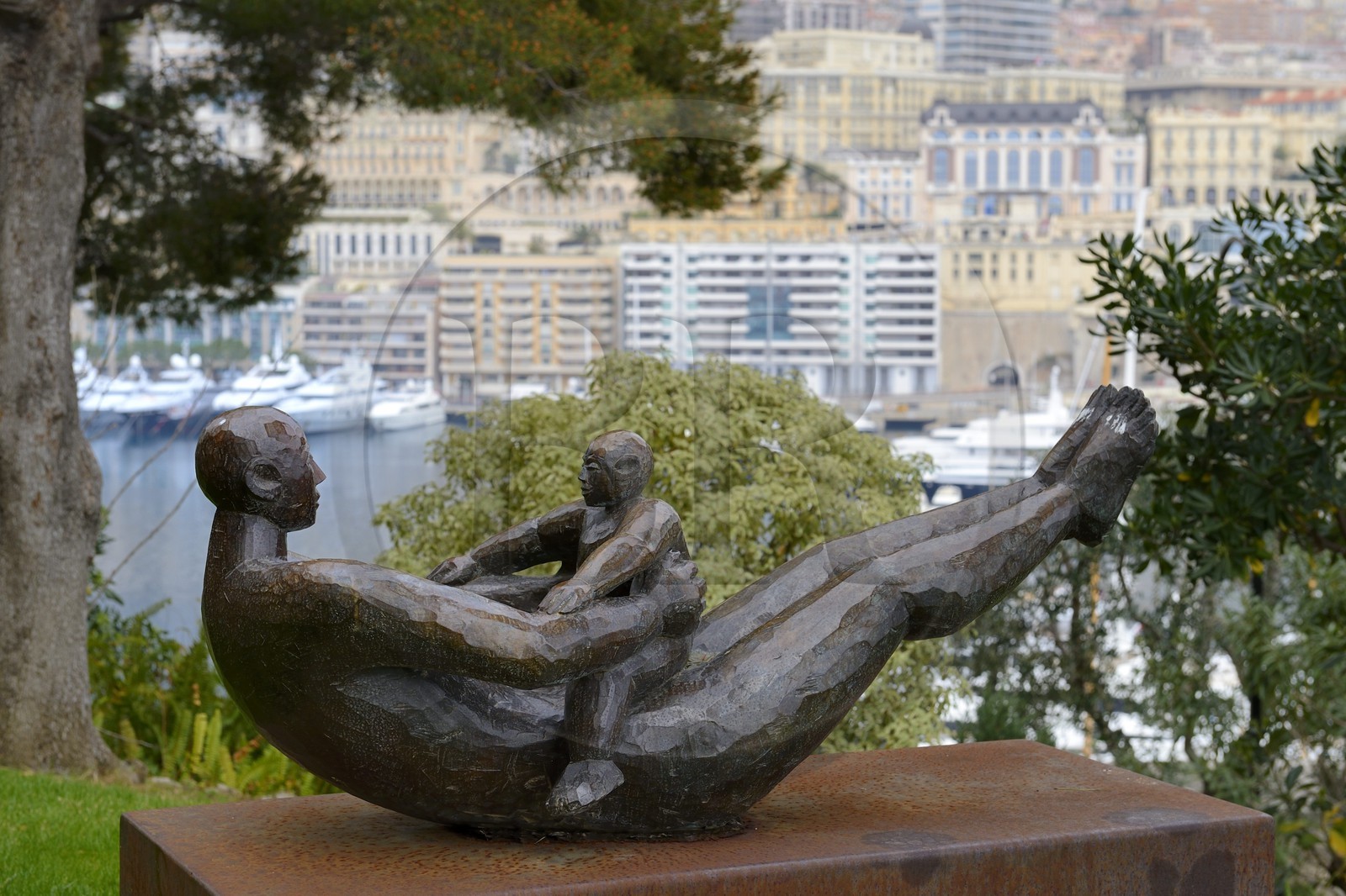 Principauté de Monaco, Monaco, les Jardins Saint Martin, sculpture L'homme et l'enfant par Axel Cassel