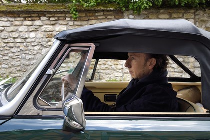 France, Yvelines (78), Montchauvet, tournage pour la télévision du Village Préféré des Français avec Stéphane Bern, Stéphane Bern au volant d'une MG cabriolet