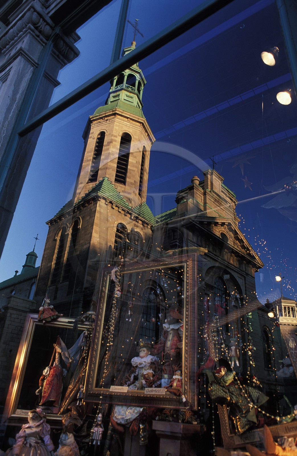 Canada, province de Québec, ville de Québec, reflet de la cathédrale Notre-Dame de Québec dans une vitrine