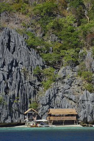 Philippines, Calamian Islands dans le nord de Palawan, Coron Island Natural Biotic Area, plage au pied des murs géants des falaises de calcaire