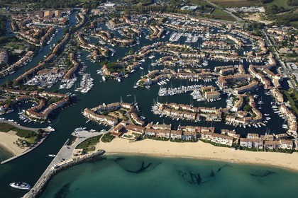 France, Var (83), golfe de Saint-Tropez, la cité lacustre de Port-Grimaud (vue aérienne)