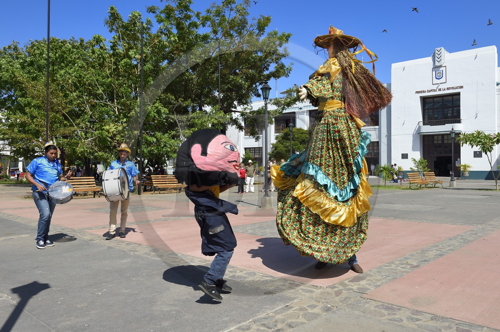 Nicaragua, Leon, the Gigantona on the central square, traditional dance puppet dolls representing a Native American man (small) with a woman of Spanish origin (giant) to mock the Spanish who where in couple with indigenous women