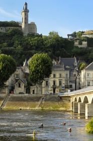 France, Indre et Loire (37), Vallée de la Loire classée Patrimoine Mondial de l'UNESCO, Chinon, vue de la ville et du château depuis la rive sud de la Vienne