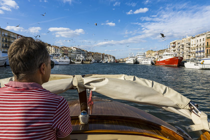 France, Hérault (34), Sète, canal Royal, thoniers senneurs à quai, Jean Christophe Lucien Gay, capitaine du bateau Sant'Helena propose une découverte de la ville par ses canaux
