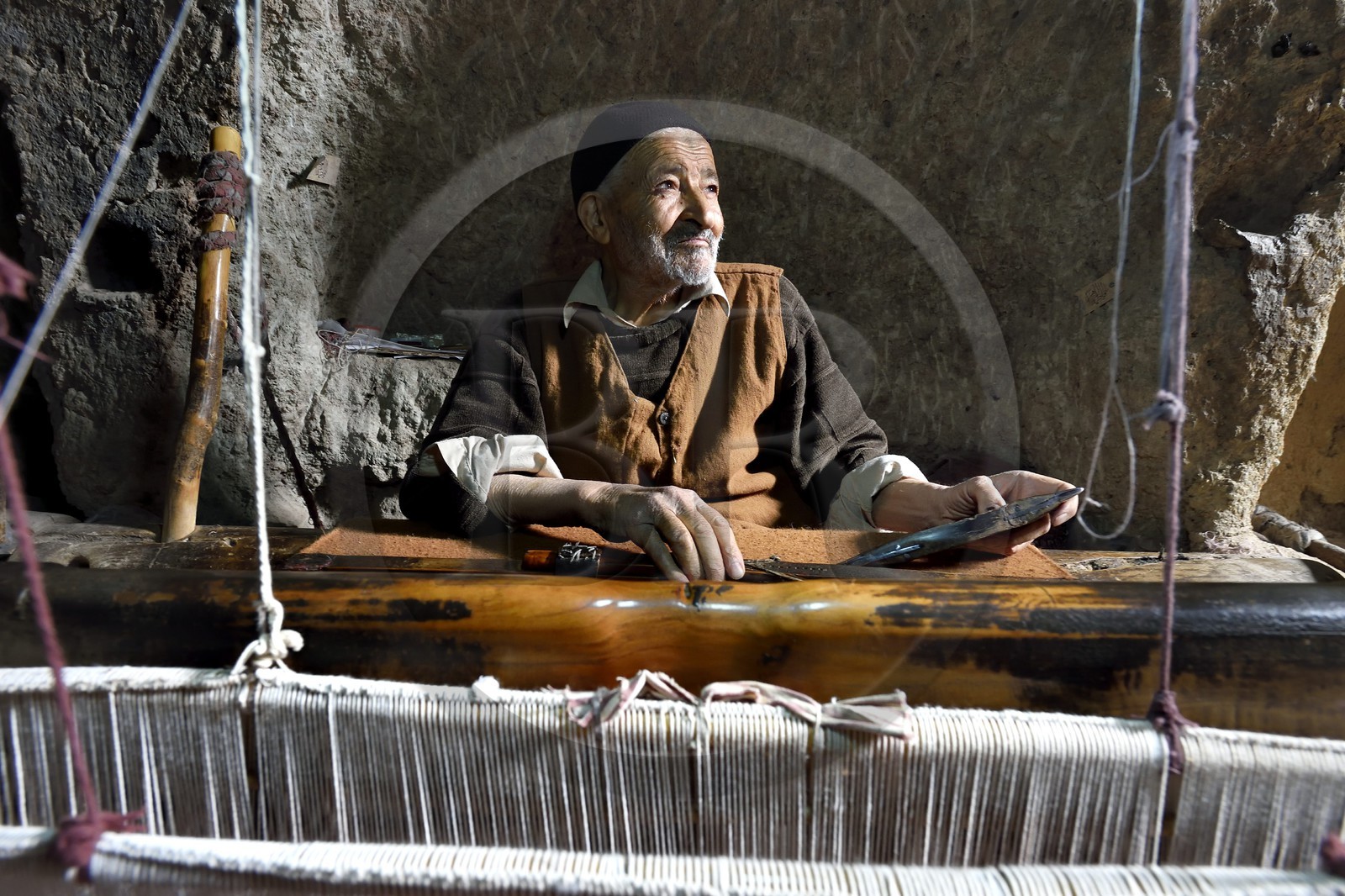 Iran, Province d'Ispahan, désert du Dasht-e Kavir, ville de Nain ou Na'in, Sayed Ali Mostapha, tisseur de laine de chameau de 85 ans dans son atelier souterrain à Mohammadiyeh