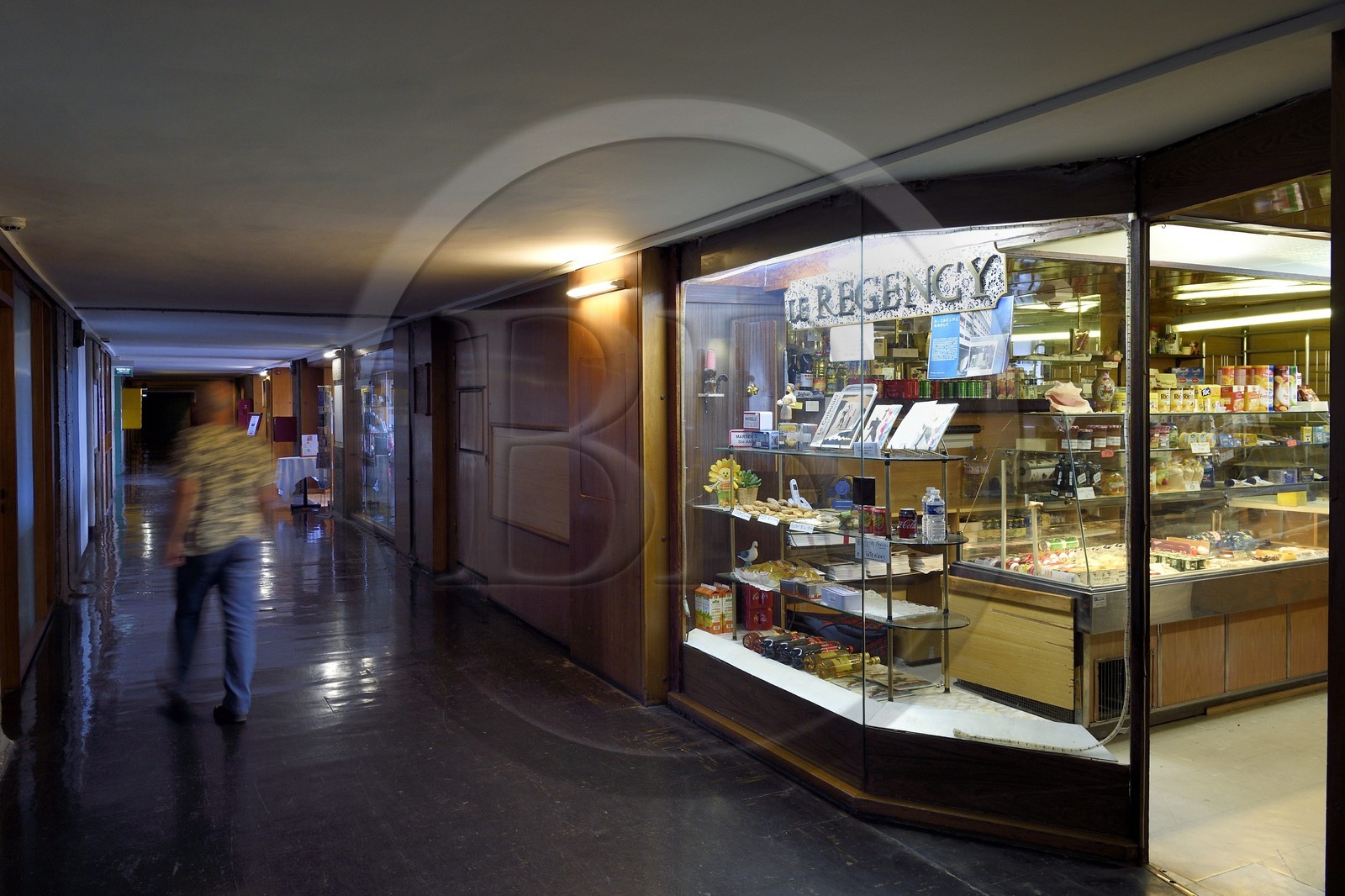 France, Bouches-du-Rhône (13), Marseille, oeuvre architecturale de Le Corbusier, classée Patrimoine Mondial de l'UNESCO, la Cité Radieuse par l'architecte Le Corbusier, le déambulatoire entre le 3e et le 4e étage, la boulangerie patisserie