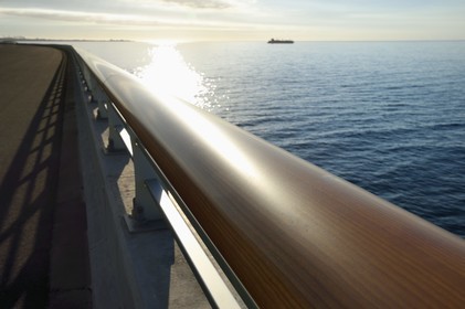 France, Ile de la Reunion, La Possession, la Nouvelle Route du Littoral (NRL), viaduc maritime long de 5,4 km entre la capitale Saint-Denis et le principal port de commerce à l’Ouest, la glissière de sécurité coté mer reprend le design des rambardes de bateau