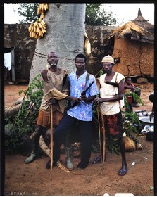 Burkina Faso, province de Poni, pays des Lobi, Loropéni, Houliene Kambou avec un de ses fils et de ses frères, armés d'arcs et flèches mais aussi d'un fusil