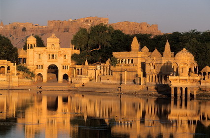 Inde, état du Rajasthan, Jaisalmer, lac de Gadi Sagar, la (porte) Tila Ki Pol et pavillons attenants