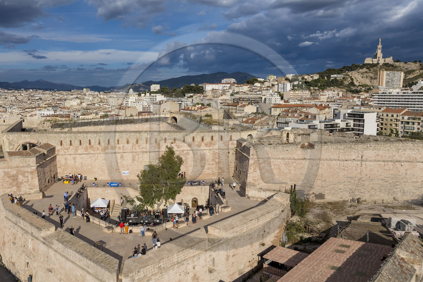 France, Bouches-du-Rhône (13), Marseille, Citadelle de Marseille (Fort Saint-Nicolas, le haut fort appelé fort d’Entrecasteaux) et la basilique Notre Dame de la Garde en arrière plan (vue aérienne)