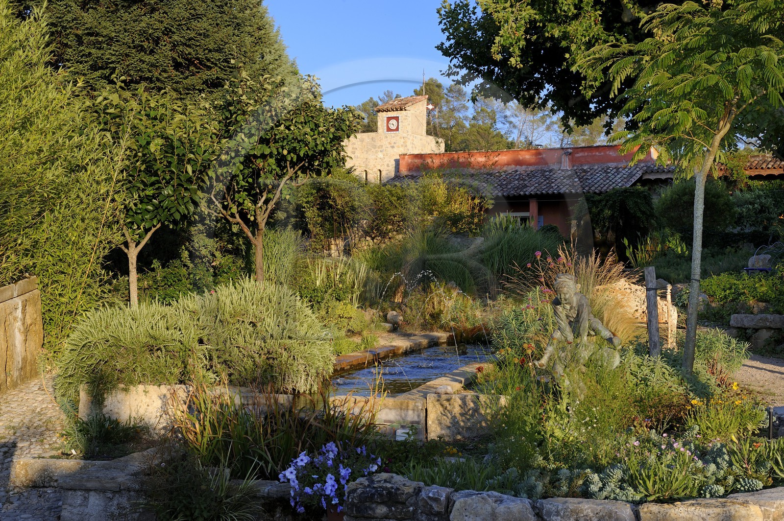 France, Var (83), Provence Verte, Bras, vers Saint-Maximin-la-Sainte-Baume, la maison d'hôtes Le Peyrourier, une campagne en Provence