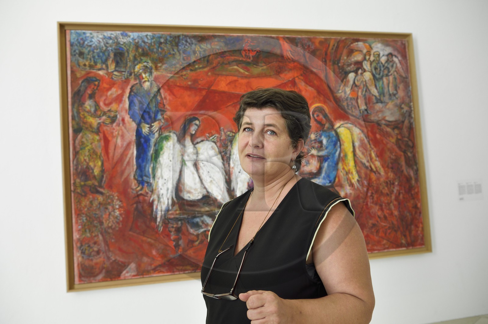 France, Alpes-Maritimes (06), Nice, musée national Marc Chagall de l'architecte André Hermant et créé à l'initiative d'André Malraux, salle de la série de peintures du Message Biblique, Anne Dopffer, directrice des musées nationaux des Alpes-Maritimes devant Abraham Et Les Trois Anges (1960-1966)