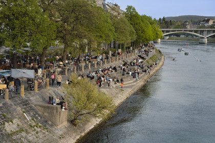 Suisse, Bâle, quartier du Petit Bâle sur la rive droite du Rhin, terrasses de restaurants et cafés s'animent à la tombée du soir
