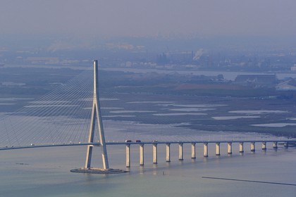 France, entre Calvados (14) et Seine-Maritime (76), le Pont de Normandie enjambe la Seine pour relier les villes de Honfleur et du Havre (vue aérienne)