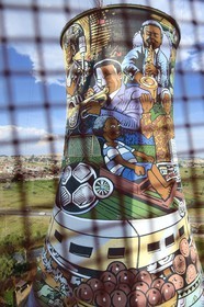 Afrique du Sud, province de Gauteng, Johannesburg, Orlando Towers qui dominent le quartier d'Orlando du township de Soweto, une des deux tours de refroidissement de la centrale d'Orlando