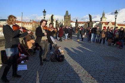 République Tchèque, Prague, centre historique classé Patrimoine Mondial de l' UNESCO, concert de violonistes sur le pont Charles (Karluv Most ou Karlov Most) sur la rivière Vltava