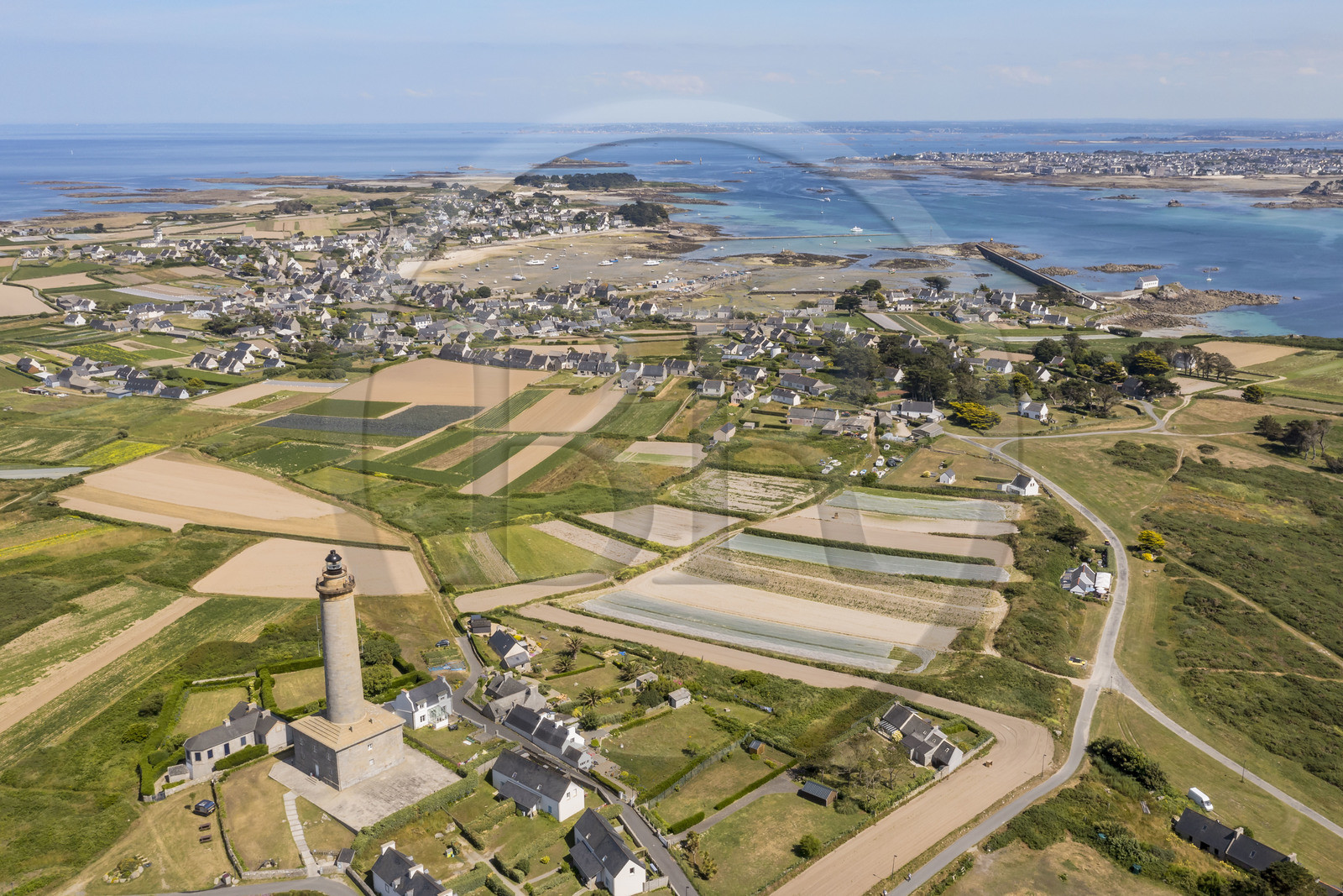 France, Finistère (29), Iles du Ponant, Ile de Batz, le phare mis en service en 1836 surplombe les champs de l'Ile (vue aérienne)