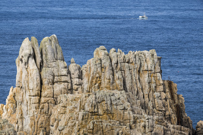 France, Finistère (29), Mer d'Iroise, Ile d'Ouessant, rochers façonnés par les tempêtes au pied du phare du Créac’h