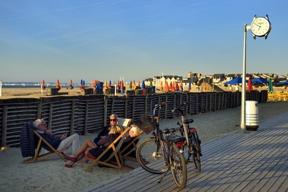 France, Calvados (14), Pays d'Auge, Deauville, vélo électrique sur les célèbres Planches sur la plage