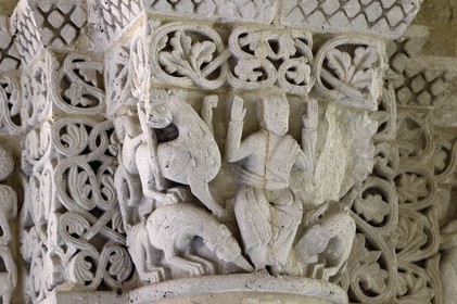France, Charente-Maritime (17),  Saintonge, Saintes, la basilique Saint-Eutrope, chapiteau représentant Daniel dans la fosse aux lions (fin XIème siècle)  dans l'église haute