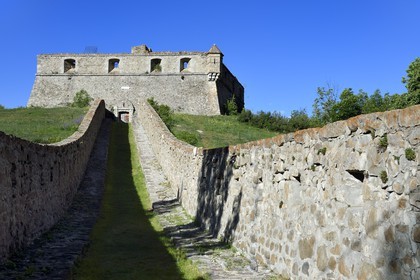 France, Alpes-de-Haute-Provence (04), Parc National du Mercantour et la vallée du Haut-Verdon, Colmars-les-Alpes fortifiée par Vauban à la fin du XVIIe siècle, la redoute carrée du Fort de France construite au sud du village