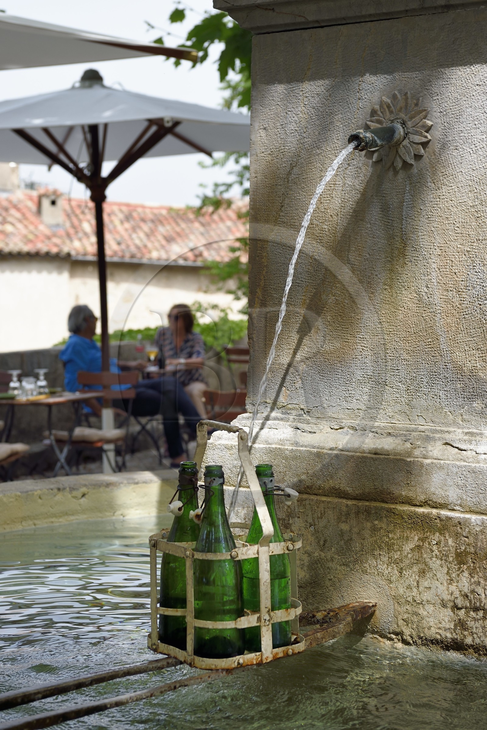 France, Var (83), Seillans, labellisé Les Plus Beaux Villages de France, facade de la mairie, fontaine de Font d'Amont
