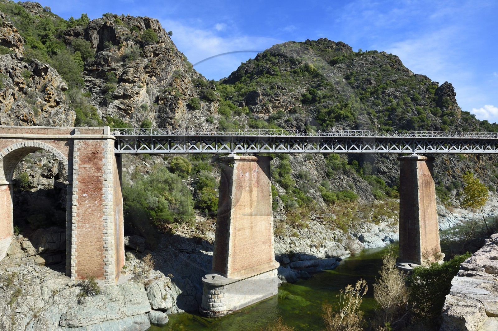 France, Haute-Corse (2B), pont ferroviaire sur la rivière Golo entre Ponte-Novo et Ponte-Leccia