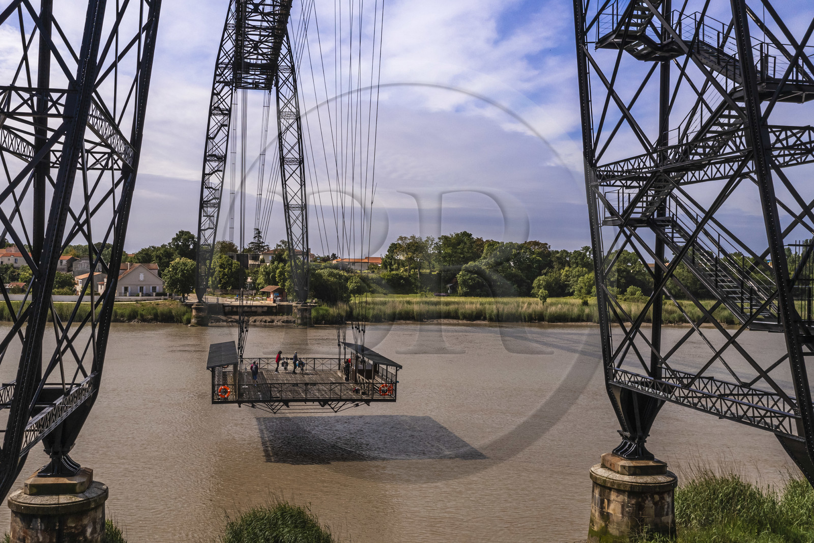 France, Charente-Maritime (17), Rochefort, le pont transbordeur de Rochefort (ou Martrou) construit par Ferdinand Arnodin en 1900, cycliste faisant la véloroute La Flow Vélo à bord de la nacelle en translation au dessus du fleuve Charente (vue aérienne)