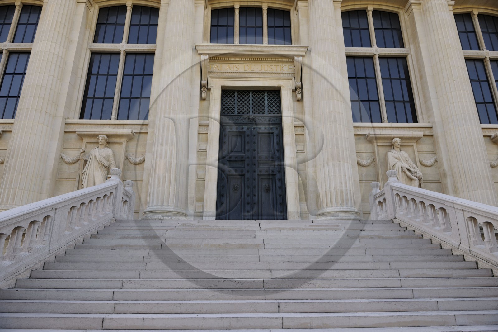 France, Paris (75), île de la Cité, le Palais de Justice côté place Dauphine