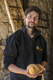 France, Nièvre (58), Parc naturel régional du Morvan, Gouloux, établissement Marchand (scierie, saboterie et boissellerie), Pierre Marchand dans l'atelier de la saboterie