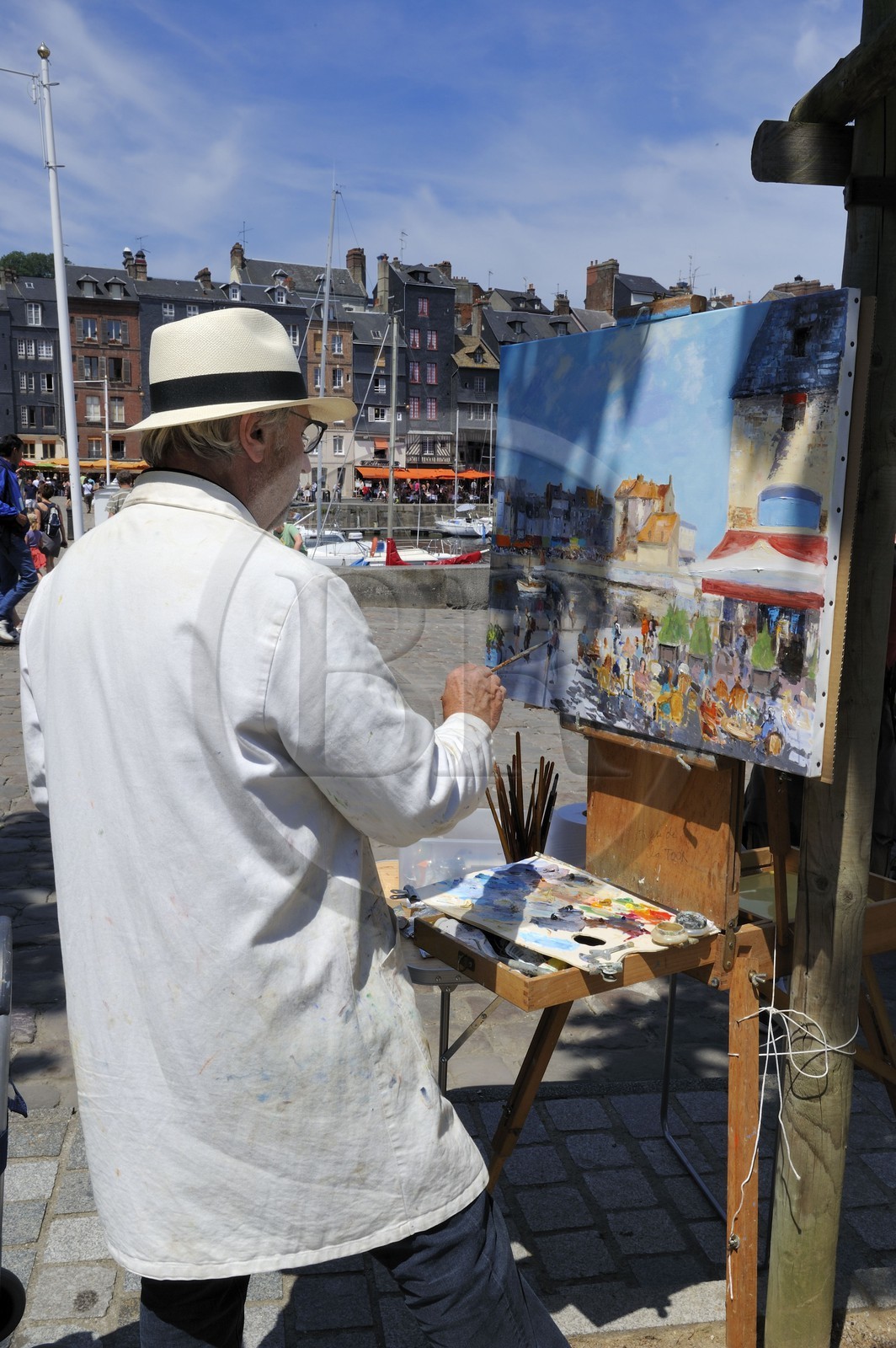 France, Calvados (14), Honfleur, le peintre honfleurais Daniel Lallemand peignant le Vieux-Bassin