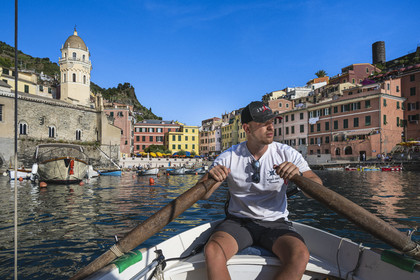 Italie, Ligurie, Cinque Terre, parc national des Cinque Terre classé Patrimoine Mondial de l'UNESCO, village de Vernazza, sortie de la barque à la rame du port