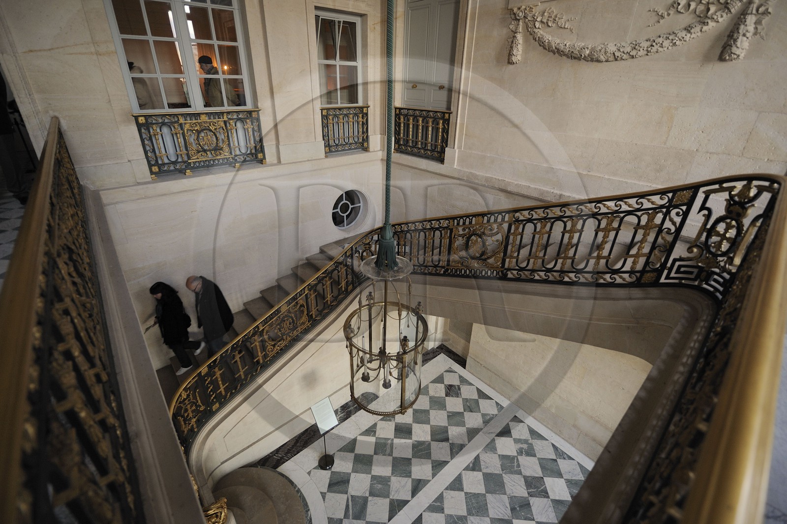 France, Yvelines (78), château de Versailles, classé Patrimoine Mondial de l'UNESCO, le domaine de Marie-Antoinette, le Petit Trianon, le grand escalier de pierre avec sa rampe en fer forgé