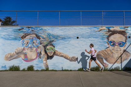 France, Nièvre (58), Nevers, port de plaisance de la Jonction, la fresque de street art à la gloire de l’ancienne piscine en plein air dans un des anciens bassins réalisée par l'artiste Damien Tissier alias Keusty