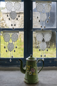 France, Finistère (29), Mer d'Iroise, Ile d'Ouessant, parc naturel régional d'Armorique, Maisons du Niou Huella, écomusée de l'île d'Ouessant présentant deux maisons rurales ouessantines traditionnelles, cafetière et dentelles