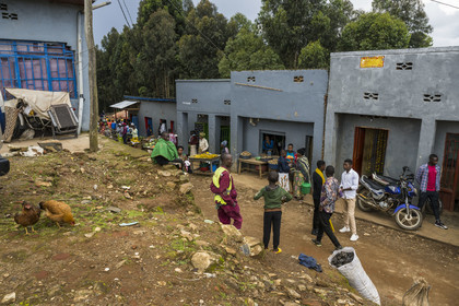 Rwanda, Province de l’Ouest, Gisakura, commerces et étals dans les rues du village