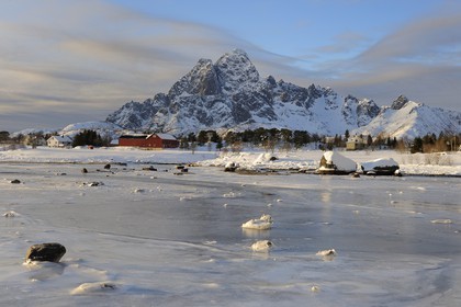 Norvège, Nordland, Iles Lofoten, paysage d'une baie gelée en hiver sur l'Ile de Vagan