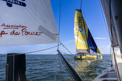 France, Vendée (85), Les-Sables-d'Olonne, le skipper Arnaud Boissière du voilier monocoque de 60 pieds IMOCA La Mie Caline croise l'IMOCA Coup de Pouce de Manuel Cousin à l'entrainement