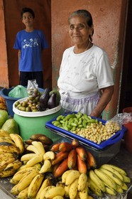 Nicaragua, Masaya, Catarina, vendeuse de fruits et légumes