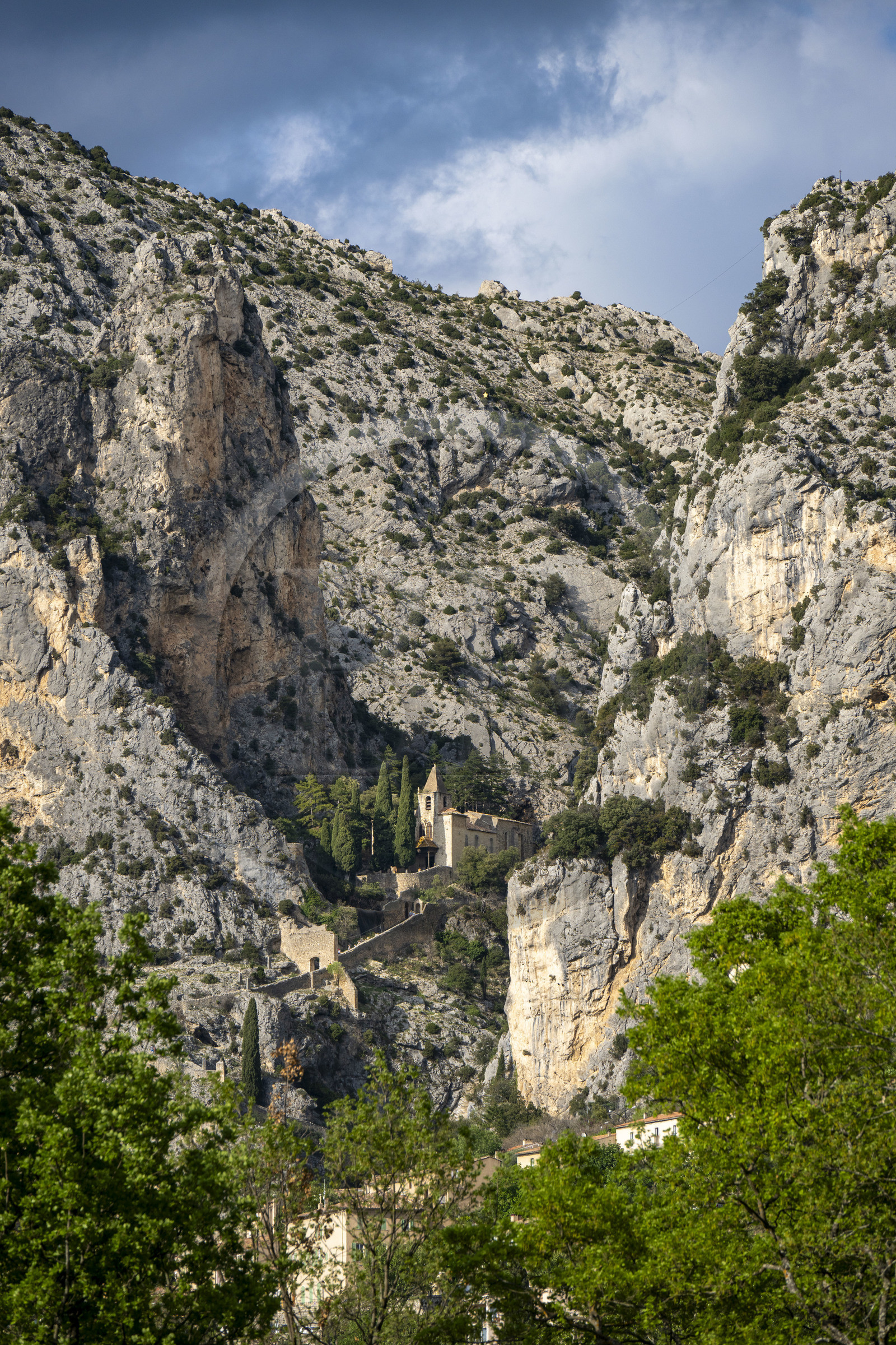 France, Alpes-de-Haute-Provence (04), Parc Naturel Régional du Verdon, Moustiers-Sainte-Marie, labellisé Les Plus Beaux Villages de France, la chapelle Notre-Dame de Beauvoir dans la falaise