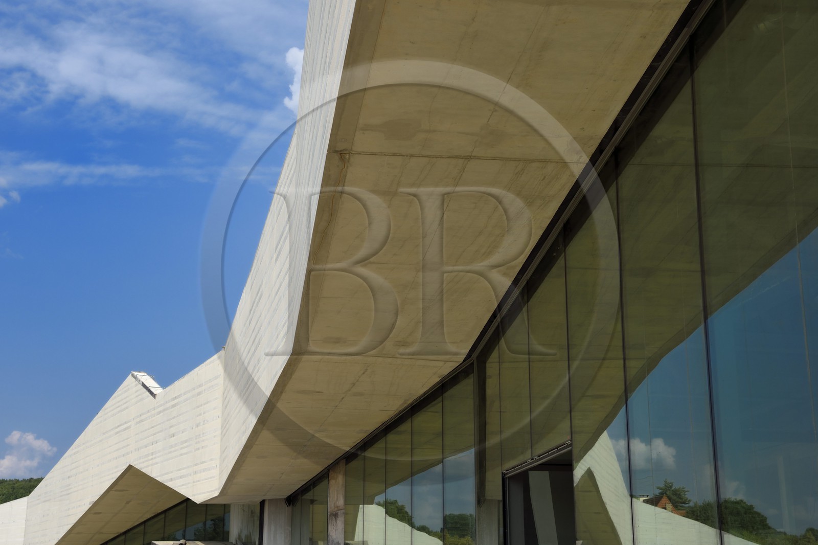 France, Dordogne (24), Montignac, Centre International de l'Art pariétal de Montignac-Lascaux (Lascaux 4) conçu par l'agence norvégienne d'architecture Snøhetta, la façade