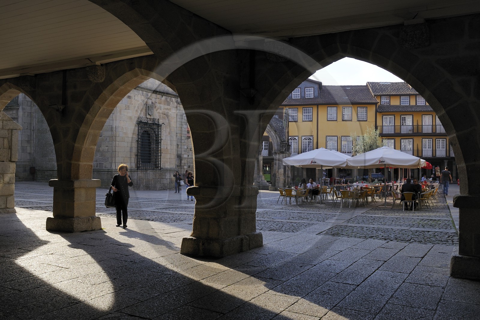 Portugal, région du Minho, Guimaraes, ville classée Patrimoine Mondial de l' UNESCO, arcades sous l'ancien Hotel de Ville entre la place Largo da Oliveira et la place Santiago